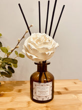 Load image into Gallery viewer, Madagascan Vanilla Flower Reed Diffuser
