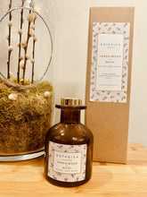 Load image into Gallery viewer, Sandalwood + Musk Flower Reed Diffuser
